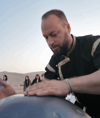 Nghệ sĩ Handpan Hungary gây choáng ngợp tại Dunhuang Nghệ sĩ Handpan Hungary gây choáng ngợp tại Dunhuang video poster