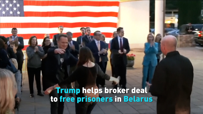 Trump làm trung gian thỏa thuận thả tù nhân với Belarus Trump làm trung gian thỏa thuận thả tù nhân với Belarus video poster