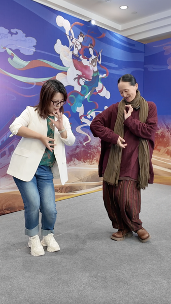 Ba lê Kết hợp Dunhuang trong Vở Diễn Múa Mới Tuyệt Đẹp Ba lê Kết hợp Dunhuang trong Vở Diễn Múa Mới Tuyệt Đẹp video poster