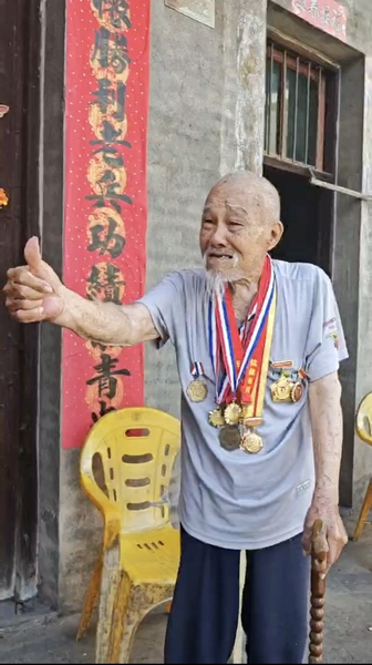Cựu chiến binh 98 tuổi về Trận Tây Hồ Nam: “Người dân Trung Quốc đã đứng lên” Cựu chiến binh 98 tuổi về Trận Tây Hồ Nam: "Người dân Trung Quốc đã đứng lên" video poster