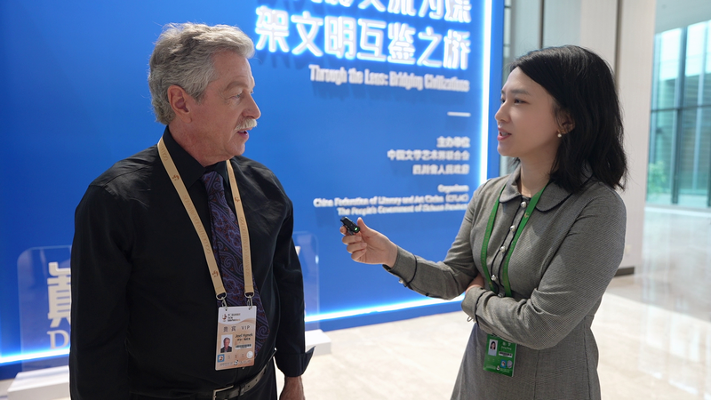 Bậc thầy VFX Joel Hynek khen ngợi sự pha trộn văn hóa tại Giải thưởng Golden Panda Bậc thầy VFX Joel Hynek khen ngợi sự pha trộn văn hóa tại Giải thưởng Golden Panda video poster