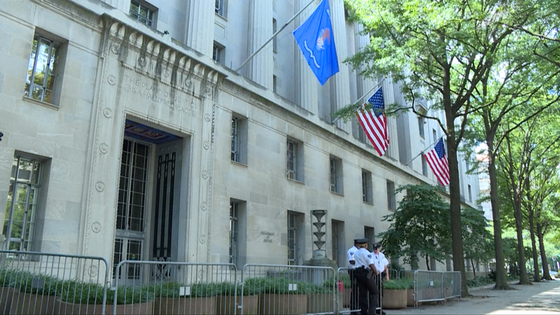 QD6MSEJESW7LN0YTEJX7 - Thế Giới Trong Tầm Tay Lầu Năm Góc Triển Khai 600 Luật Sư Quân Đội làm Thẩm Phán Nhập Cư Tạm Thời video poster