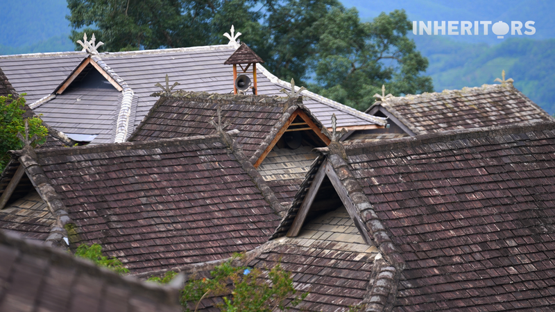 Những Câu Chuyện Dân Tộc Khắc Họa Trên Nghệ Thuật Mái Nhà Núi Jingmai