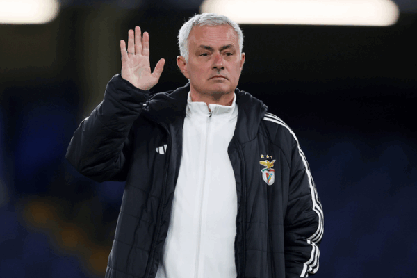 Mourinho trở lại Stamford Bridge, thề ‘Tôi sẽ luôn là người của Chelsea’ Mourinho trở lại Stamford Bridge, thề 'Tôi sẽ luôn là người của Chelsea'