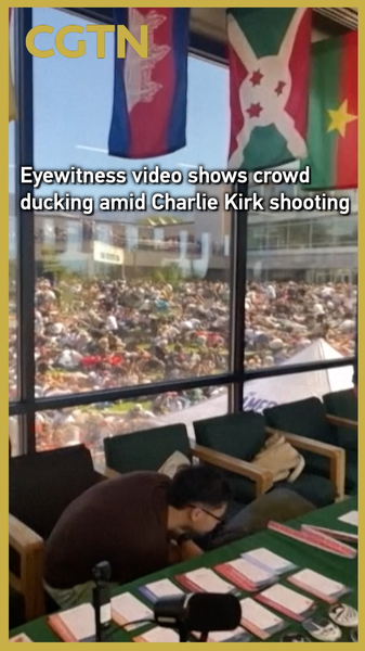 Đám đông cúi xuống che chắn khi Charlie Kirk bị bắn tại khuôn viên trường Utah Đám đông cúi xuống che chắn khi Charlie Kirk bị bắn tại khuôn viên trường Utah video poster