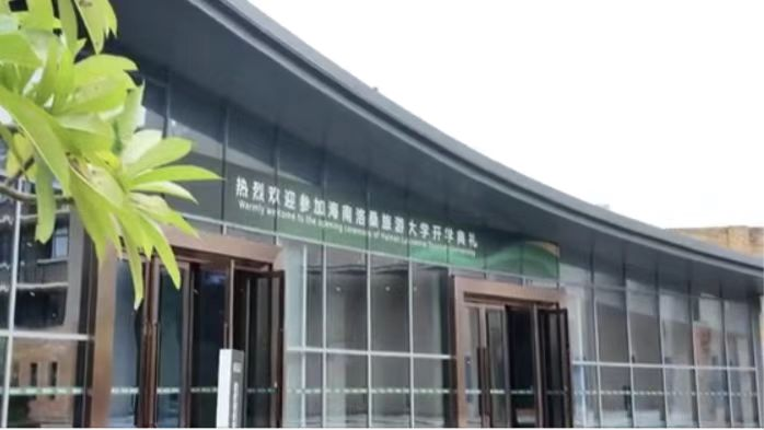 VMFQMYE9RORNE0URP77F - Thế Giới Trong Tầm Tay Đại học Du lịch Lausanne Hải Nam Sino-Thụy Sĩ chào đón các sinh viên đầu tiên tại Tam Á video poster