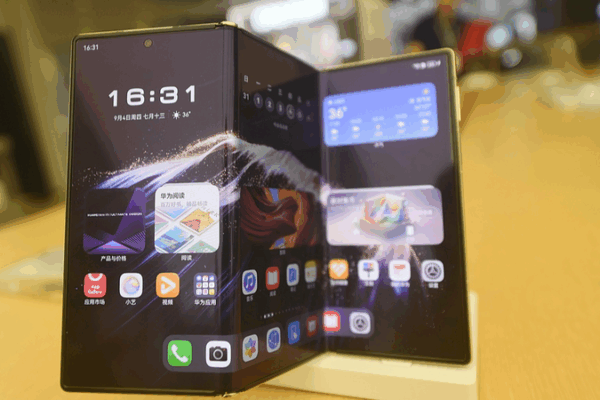 Huawei Mate XTs được ra mắt với thiết kế gập ba và sự trở lại của chip Kirin Huawei Mate XTs được ra mắt với thiết kế gập ba và sự trở lại của chip Kirin