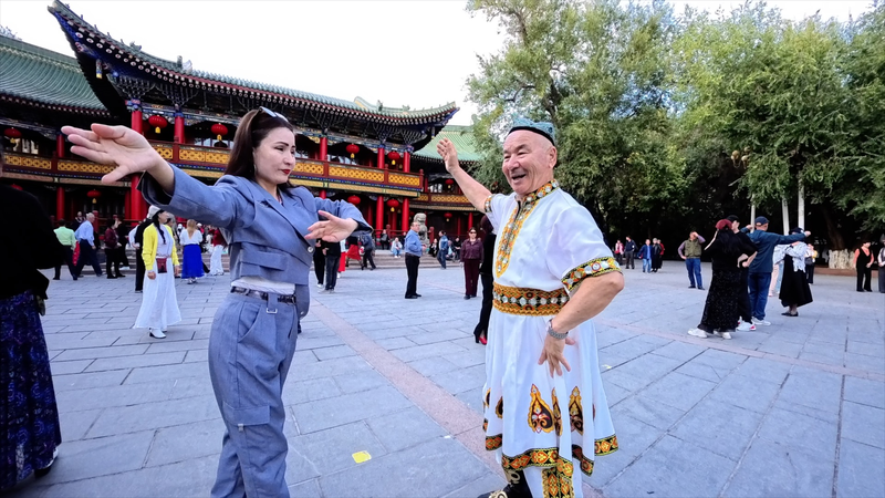 Các cảnh nhảy múa ở Urumqi thúc đẩy sự đoàn kết dân tộc ở Tân Cương Các cảnh nhảy múa ở Urumqi thúc đẩy sự đoàn kết dân tộc ở Tân Cương video poster