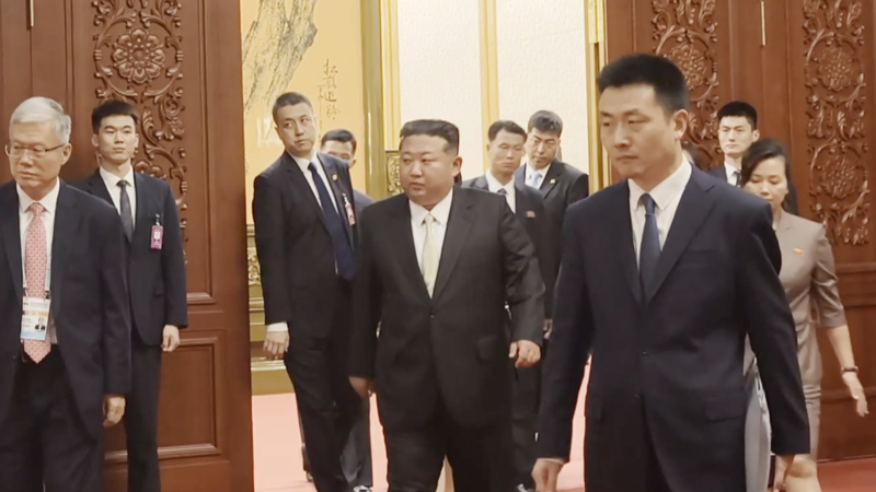 Kim Jong Un kết thúc các cuộc hội đàm với Tập Cận Bình tại Đại lễ đường Nhân dân Bắc Kinh Kim Jong Un kết thúc các cuộc hội đàm với Tập Cận Bình tại Đại lễ đường Nhân dân Bắc Kinh video poster