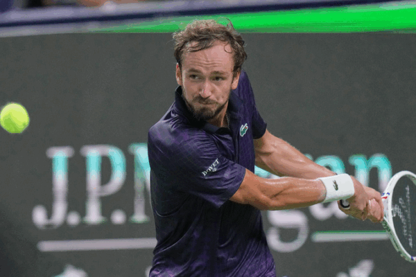 Medvedev sống sót sau trận chiến sử thi với Tien tại Shanghai Masters Medvedev sống sót sau trận chiến sử thi với Tien tại Shanghai Masters