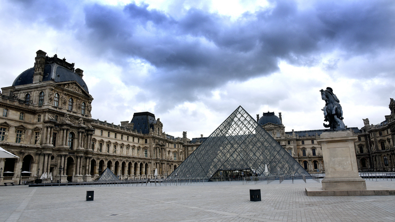 Louvre mở cửa trở lại sau vụ trộm trang sức vương miện Louvre mở cửa trở lại sau vụ trộm trang sức vương miện video poster