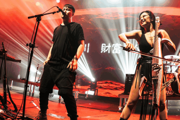 Nghệ sĩ cello tài năng Tina Guo chinh phục từ Hollywood đến Bắc Kinh Nghệ sĩ cello tài năng Tina Guo chinh phục từ Hollywood đến Bắc Kinh video poster