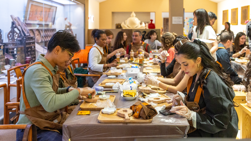 5DCICVQF4Y58H38MQ8XH - Thế Giới Trong Tầm Tay Giới Trẻ Tham Gia Làm Bánh Trung Thu và Văn Hoá Tết Trung Thu ở Bắc Kinh