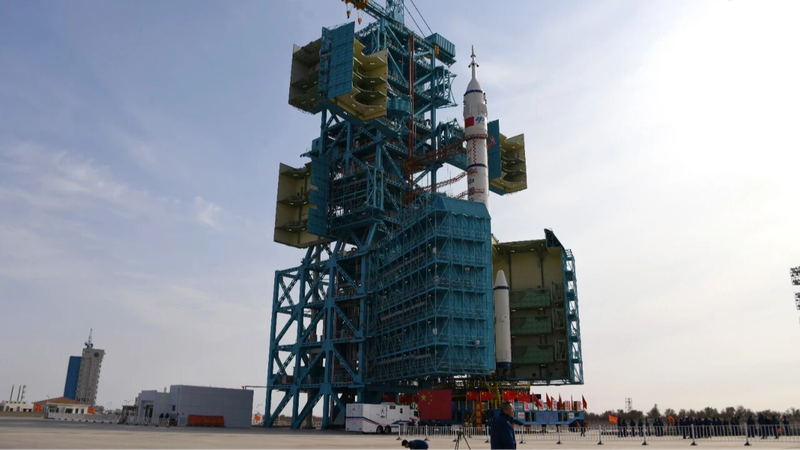 5VKJG7WZ7JQY5NF1SVFK - Thế Giới Trong Tầm Tay Phi hành đoàn Shenzhou-21 chuẩn bị phóng cùng tên lửa Trường Chinh-2F