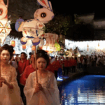 7SJI1MJLFEZDRDWBZ18D - Thế Giới Trong Tầm Tay Diễu Hành Đèn Lồng Thắp Sáng Đêm Trung Thu tại Hongcun video poster