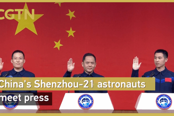 Phi hành đoàn Shenzhou-21 gặp báo chí trước khi phóng Phi hành đoàn Shenzhou-21 gặp báo chí trước khi phóng video poster