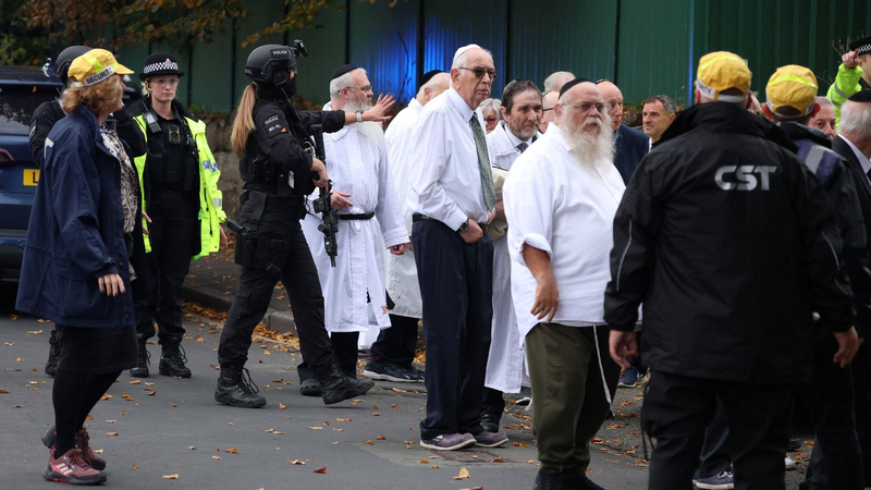 8SIGKQG2VUN6EDKUUJ53 - Thế Giới Trong Tầm Tay Cuộc tấn công nhà thờ Manchester vào ngày Yom Kippur: Hai người thiệt mạng, nghi phạm bị bắn chết