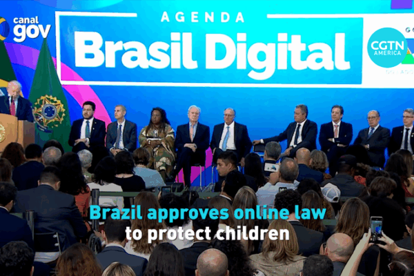 Brazil thông qua luật đầu tiên ở Mỹ Latinh để bảo vệ trẻ em trực tuyến video poster