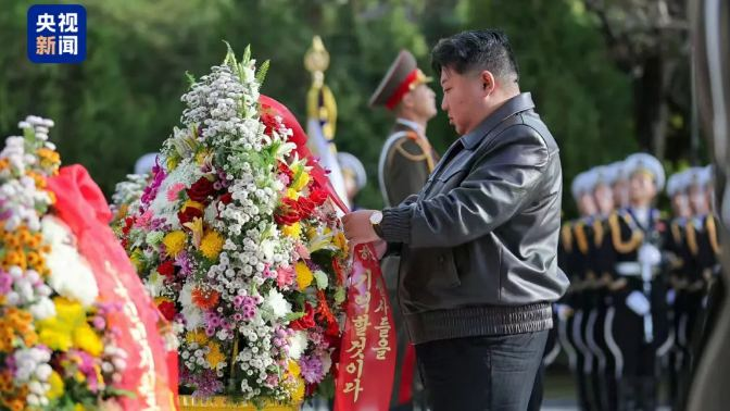 DJG67APOVXETL319VETI - Thế Giới Trong Tầm Tay Kim Jong Un tôn vinh các anh hùng liệt sĩ CPV nhân kỷ niệm 75 năm