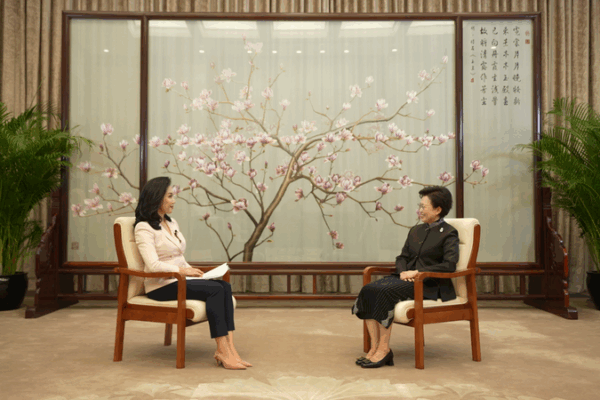 Huang nhấn mạnh bốn cột mốc chưa từng có trong sự phát triển của phụ nữ Trung Quốc video poster