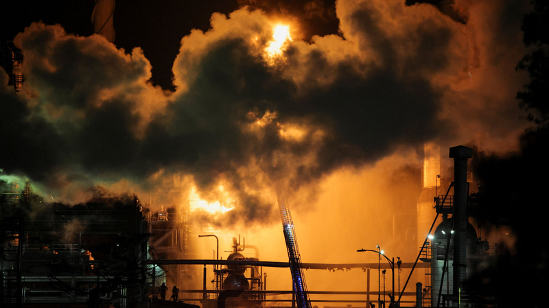 Đám cháy lớn bùng phát tại nhà máy lọc dầu Chevron ở El Segundo, Quận Los Angeles Đám cháy lớn bùng phát tại nhà máy lọc dầu Chevron ở El Segundo, Quận Los Angeles video poster