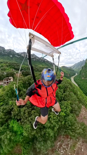 Chuyên gia Wingsuit nhảy táo bạo từ cây cầu cao nhất thế giới Chuyên gia Wingsuit nhảy táo bạo từ cây cầu cao nhất thế giới video poster