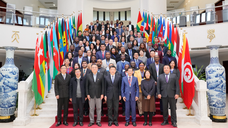 KPKPV1S9GX7F3EJSKZSH - Thế Giới Trong Tầm Tay Hội thảo tại Bắc Kinh khám phá Tập V của 'Tập Cận Bình: Quản trị Trung Quốc'