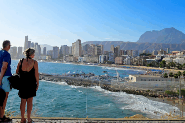 Bikini và Các Tòa Nhà Chọc Trời ở Benidorm: 50 Năm Du Lịch Đại Chúng