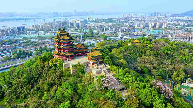 Tháp Yuejiang: Vẻ đẹp cổ kính hòa quyện với đường chân trời hiện đại của Nam Kinh Tháp Yuejiang: Vẻ đẹp cổ kính hòa quyện với đường chân trời hiện đại của Nam Kinh video poster