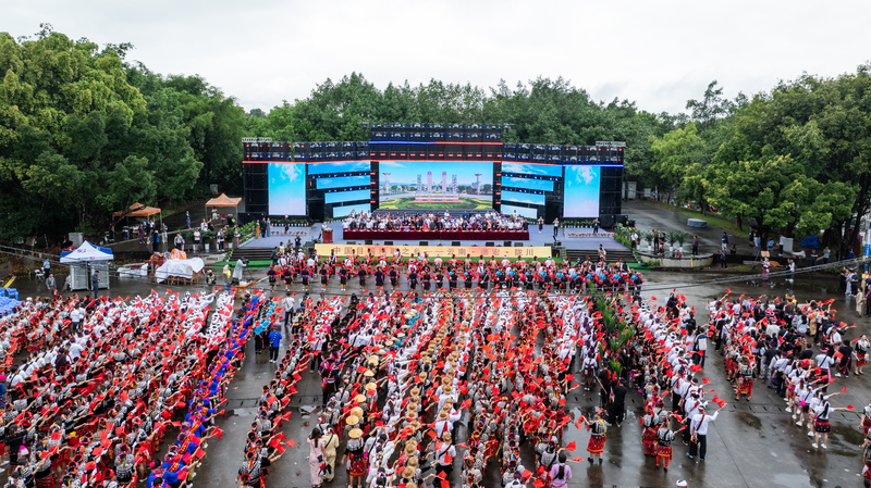 Lễ hội rực rỡ Jingpo Munao Zongge thắp sáng Ngày Quốc Khánh của Vân Nam video poster