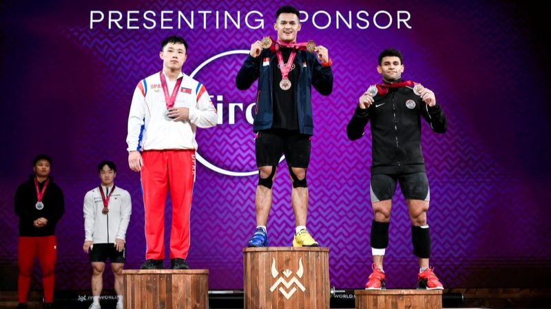 Rizki Juniansyah nâng tạ 204kg, lập kỷ lục thế giới cử giật tại IWF Worlds Rizki Juniansyah nâng tạ 204kg, lập kỷ lục thế giới cử giật tại IWF Worlds
