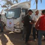 Xe tải viện trợ tiến vào Gaza khi tranh chấp về thi thể con tin tạm ngừng