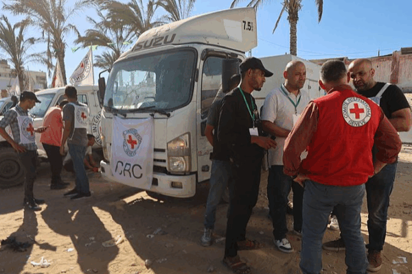 Xe tải viện trợ tiến vào Gaza khi tranh chấp về thi thể con tin tạm ngừng Xe tải viện trợ tiến vào Gaza khi tranh chấp về thi thể con tin tạm ngừng