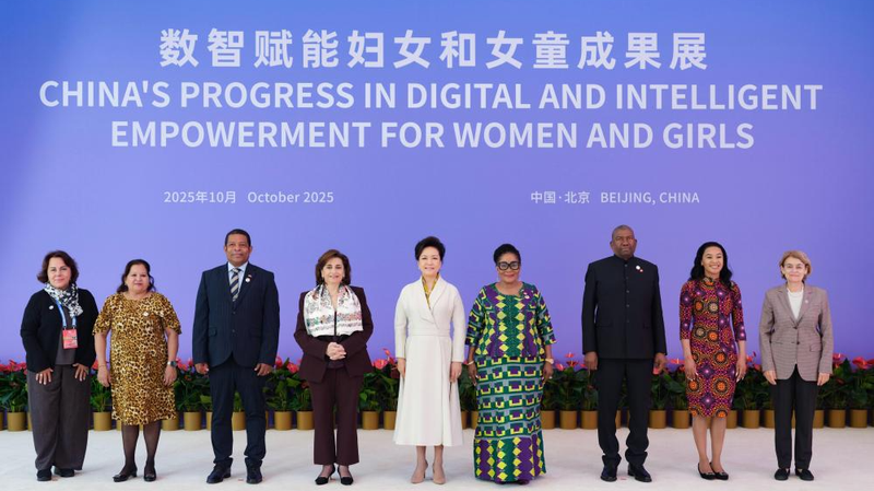 Peng Liyuan ủng hộ cơ hội công nghệ cho phụ nữ và trẻ em gái Peng Liyuan ủng hộ cơ hội công nghệ cho phụ nữ và trẻ em gái