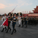 SH8675QZZ7GV2ENWQMTT - Thế Giới Trong Tầm Tay Trung Quốc đại lục kỷ niệm Ngày Quốc khánh lần thứ 76 với lễ thượng cờ tại Thiên An Môn video poster