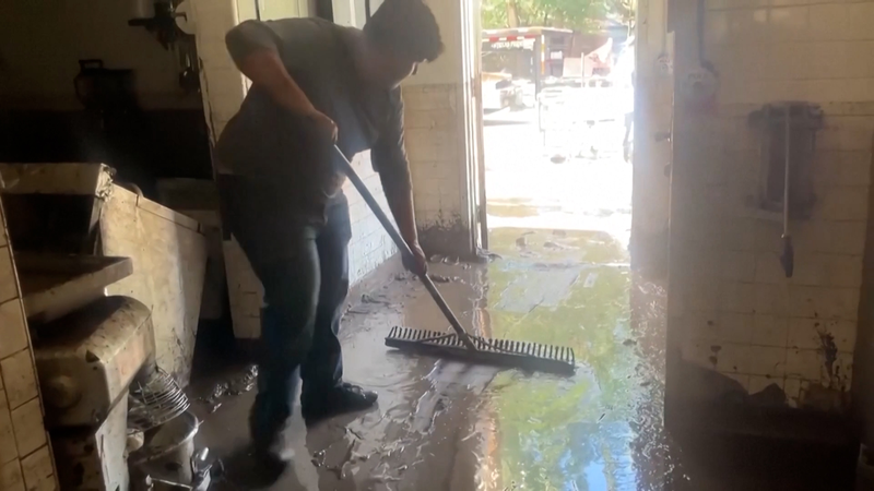 Bảo hiểm Lụt Liên bang Dừng lại khi Chính phủ Hoa Kỳ Tiếp tục Đóng cửa video poster