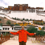 T59VAKAGOZRSTAMN174L - Thế Giới Trong Tầm Tay Săn tìm quà lưu niệm trên phố Barkhor của Lhasa: Trà sữa Yak, Túi Lông & Nghệ thuật Latte video poster