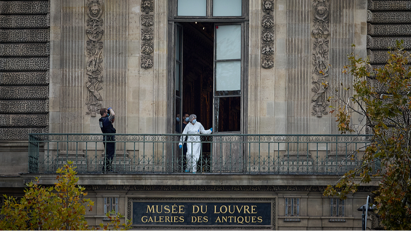 Vụ Cướp Lệ Bịt Mặt Đóng Cửa Louvre: Trang Sức Vô Giá Biến Mất Trong 7 Phút Vụ Cướp Lệ Bịt Mặt Đóng Cửa Louvre: Trang Sức Vô Giá Biến Mất Trong 7 Phút video poster