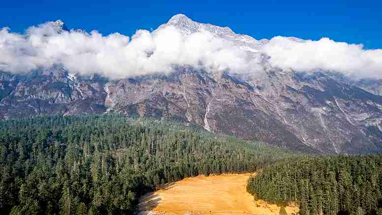 Khám phá Núi Tuyết Ngọc Long: Vẻ đẹp Đen & Trắng kỳ vĩ video poster