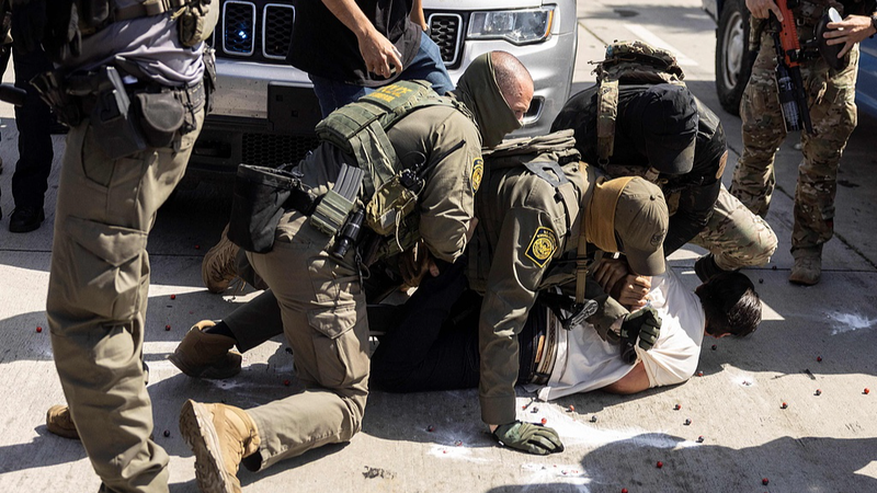 V1I0AYDUK4LSW3L4Q89Q - Thế Giới Trong Tầm Tay Thị trưởng LA Bass kêu gọi điều tra về việc giam giữ trái pháp luật của các đặc vụ liên bang