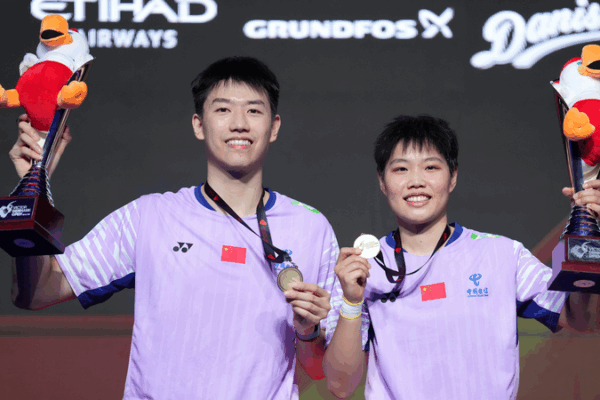 Feng & Huang làm nên lịch sử với cú hat-trick đôi nam nữ tại Denmark Open Feng & Huang làm nên lịch sử với cú hat-trick đôi nam nữ tại Denmark Open