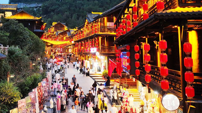 Du lịch dịp lễ tăng vọt ở Trung Quốc đại lục khi các điểm tham quan kín chỗ Du lịch dịp lễ tăng vọt ở Trung Quốc đại lục khi các điểm tham quan kín chỗ