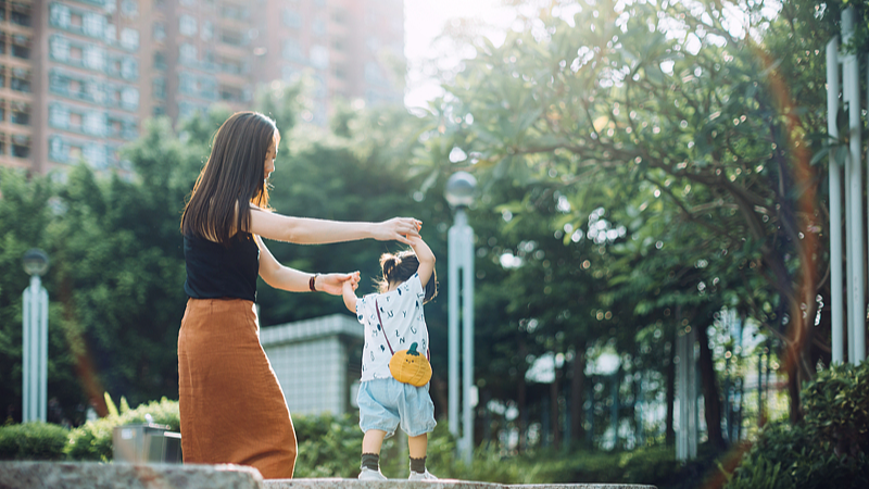 Những cuốn sách mới khám phá các bài diễn văn của Tập Cận Bình về Phụ nữ, Trẻ em & Gia đình Những cuốn sách mới khám phá các bài diễn văn của Tập Cận Bình về Phụ nữ, Trẻ em & Gia đình