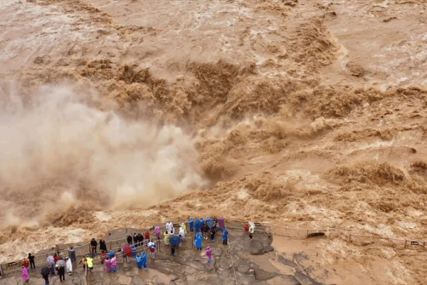 Thác Hukou Gầm Rú Biến Thành 'Dòng Thác Vàng' Khi Sông Hoàng Hà Dâng Cao video poster