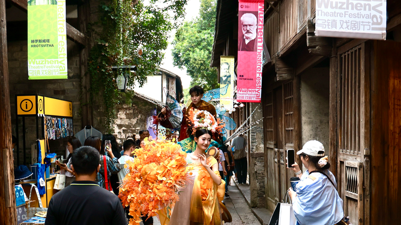 Lễ hội Sân khấu Wuzhen lần thứ 12 thắp sáng thị trấn cổ với tinh thần Phù Dao Lễ hội Sân khấu Wuzhen lần thứ 12 thắp sáng thị trấn cổ với tinh thần Phù Dao video poster