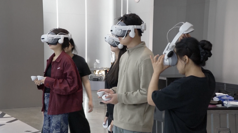 Các CEO APEC Tiết Lộ Các Thiết Bị Công Nghệ Không Thể Thiếu Hàng Ngày video poster