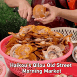 Niềm Vui Bình Minh tại Chợ Phố Cổ Qilou của Hải Khẩu video poster