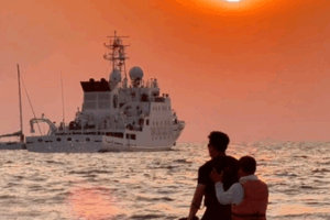 Chân Trời Vàng của Sanya: Từ Hoàng Hôn Tuyệt Đẹp đến Sự Bùng Nổ Thương Mại Tự Do video poster