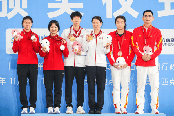 Li Yajie giành lại huy chương vàng cầu mềm 1m tại Đại hội Thể thao Quốc gia lần thứ 15