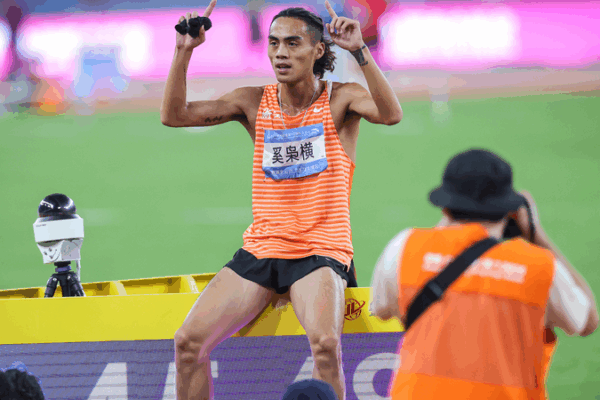 Xi Xiaoheng phá kỷ lục 800m, Gong Lijiao giành huy chương vàng đẩy tạ lần thứ 5 liên tiếp